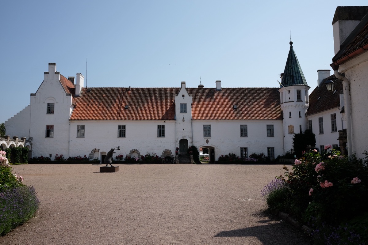 Bosj&ouml;kloster Innenhof mit wei&szlig;en Klostergeb&auml;uden und Kupferturm