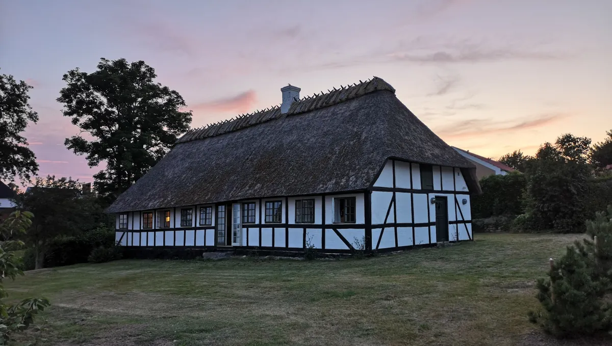 Brechts Exilhaus in Skovsbostrand 8, Svendborg – ein strohgedecktes Fachwerkhaus, das heute eine internationale Künstlerresidenz ist