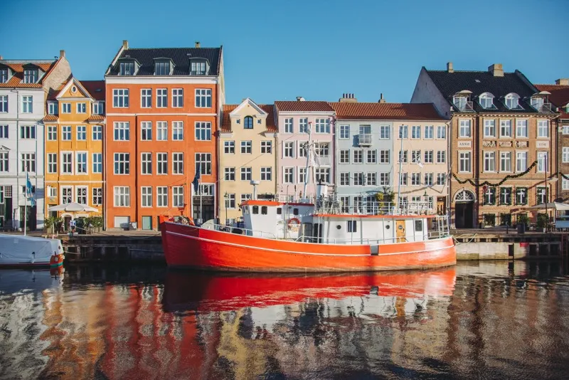 Bunte historische Häuser am Wasser in Nyhavn, Kopenhagen - Ziel Ihrer Fährreise