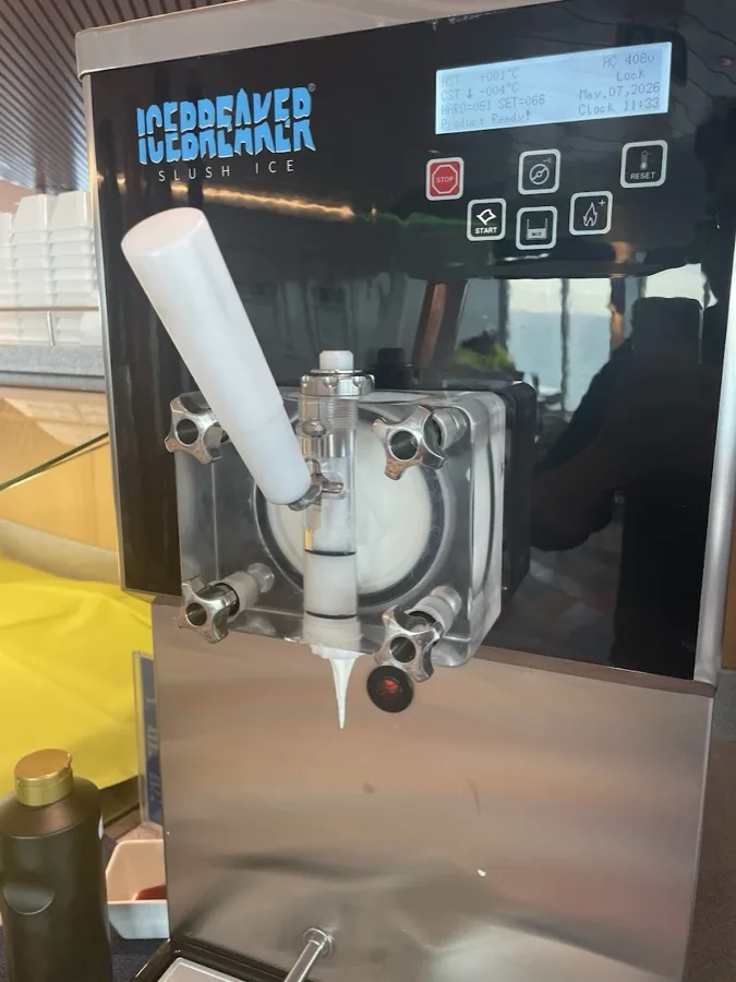 Softeis-Maschine zur Selbstbedienung im Dessertbereich des Kitchen Buffets auf der Fähre Rostock-Gedser