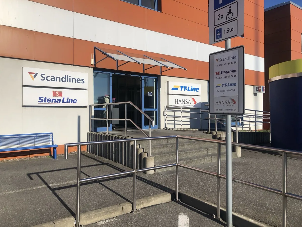 Eingang zum Passagierterminal im Überseehafen Rostock mit Schildern von Scandlines, Stena Line, TT-Line und Hansa Destinations