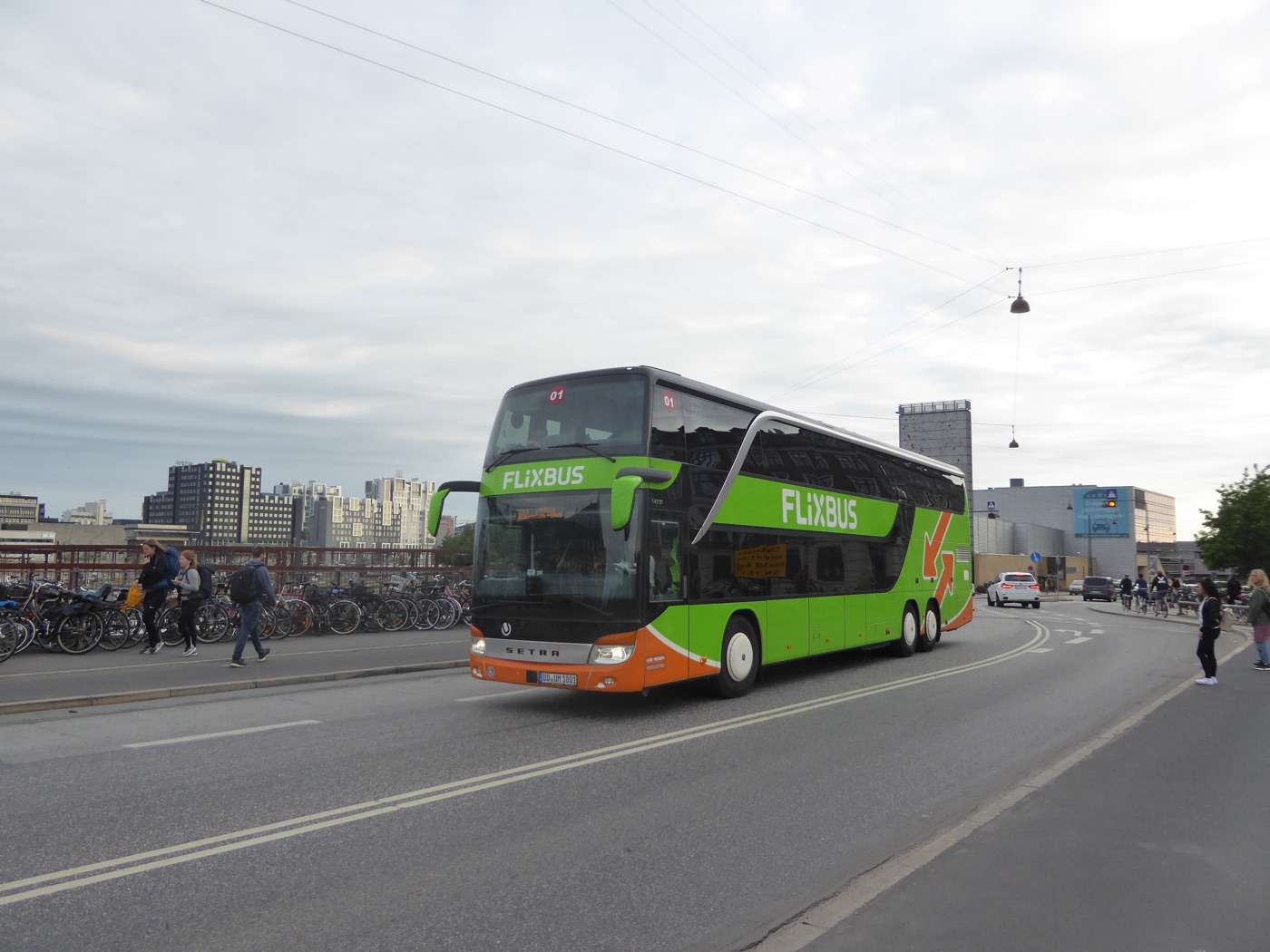 Flixbus-Doppeldecker auf der Tietgensbroen in Kopenhagen