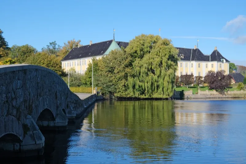 Gavnø Schloss, gelbes Rokoko-Herrenhaus in Südseeland
