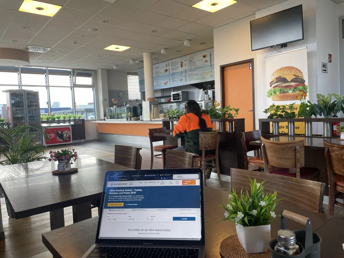 Sitzbereich des Imbiss im Fährterminal Rostock mit Fensterfront, Bestelltheke und Speisekarte