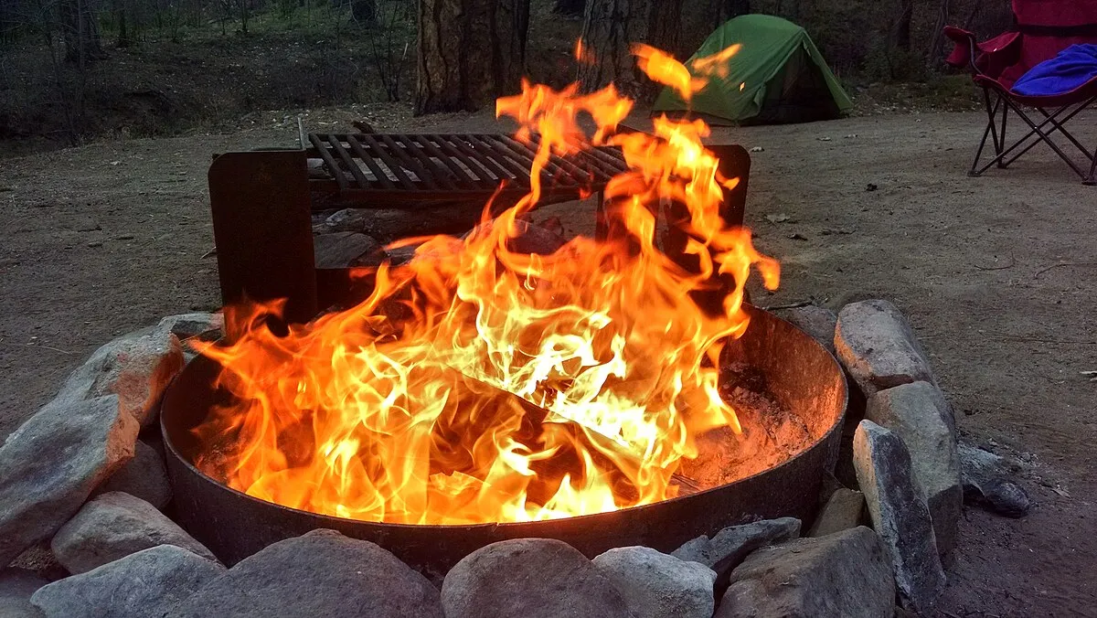 Gemütliches Lagerfeuer beim Camping – Hygge-Atmosphäre
