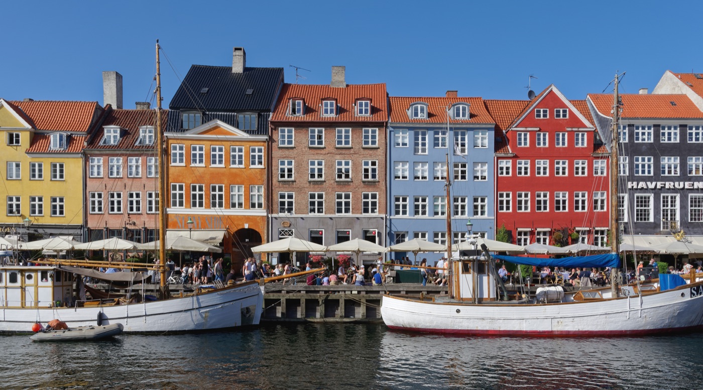 Nyhavn in Kopenhagen mit bunten Häusern und Booten am Kanal
