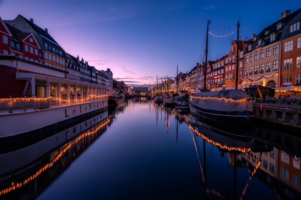 Nyhavn Julemarked mit bunten H&auml;usern und Weihnachtsmarkt