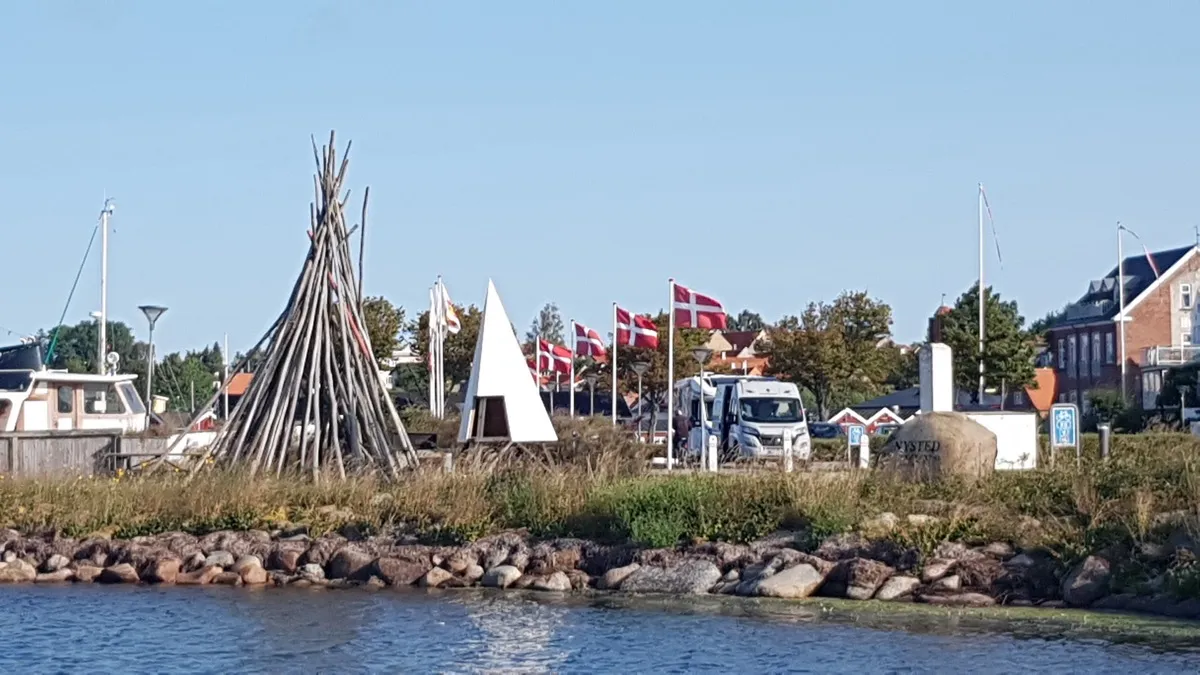 Blick auf den Hafen von Nysted mit Booten und der Küste von Lolland