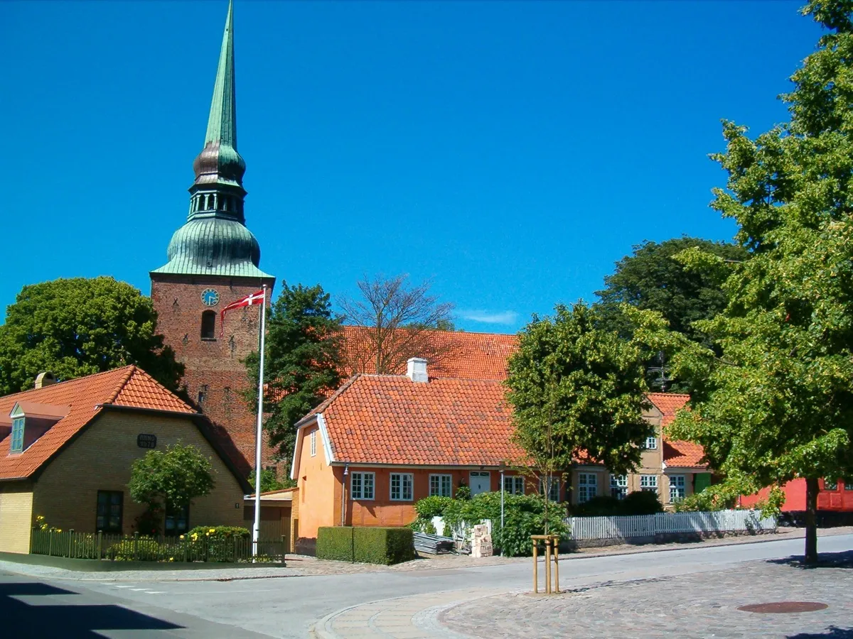 Die frühgotische Nysted Kirke mit ihrem markanten kupferverkleideten Turm