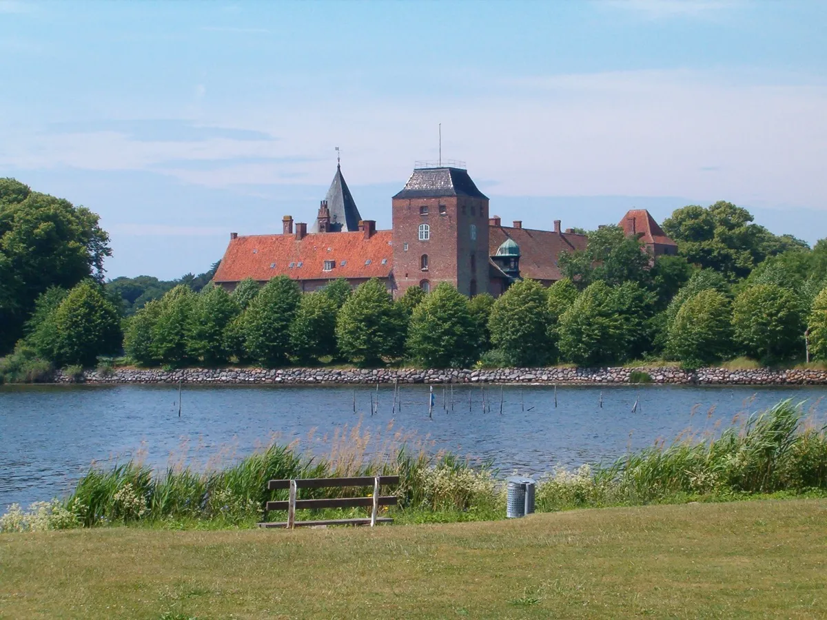 Schloss Aalholm bei Nysted, vom Hafen aus gesehen, umgeben von Wasser