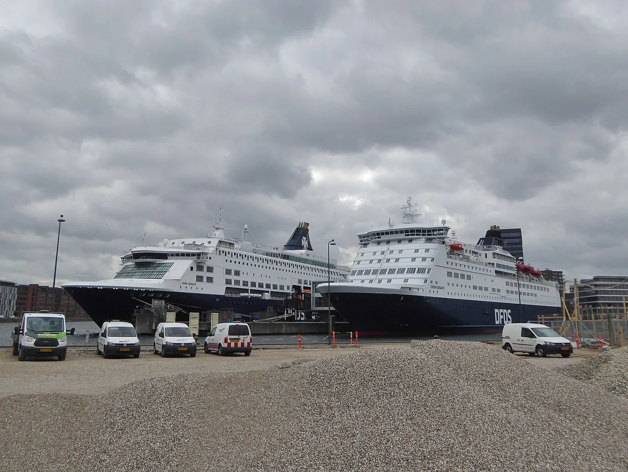 Nordic Pearl und Nordic Crown (ehemals Pearl Seaways und Crown Seaways) im Hafen Kopenhagen