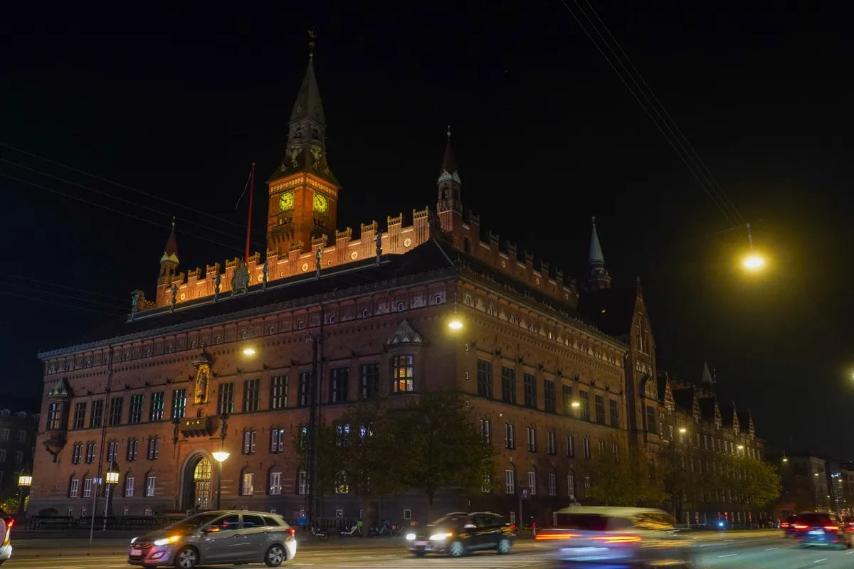 Rådhuspladsen – Rathausplatz Kopenhagen bei Nacht