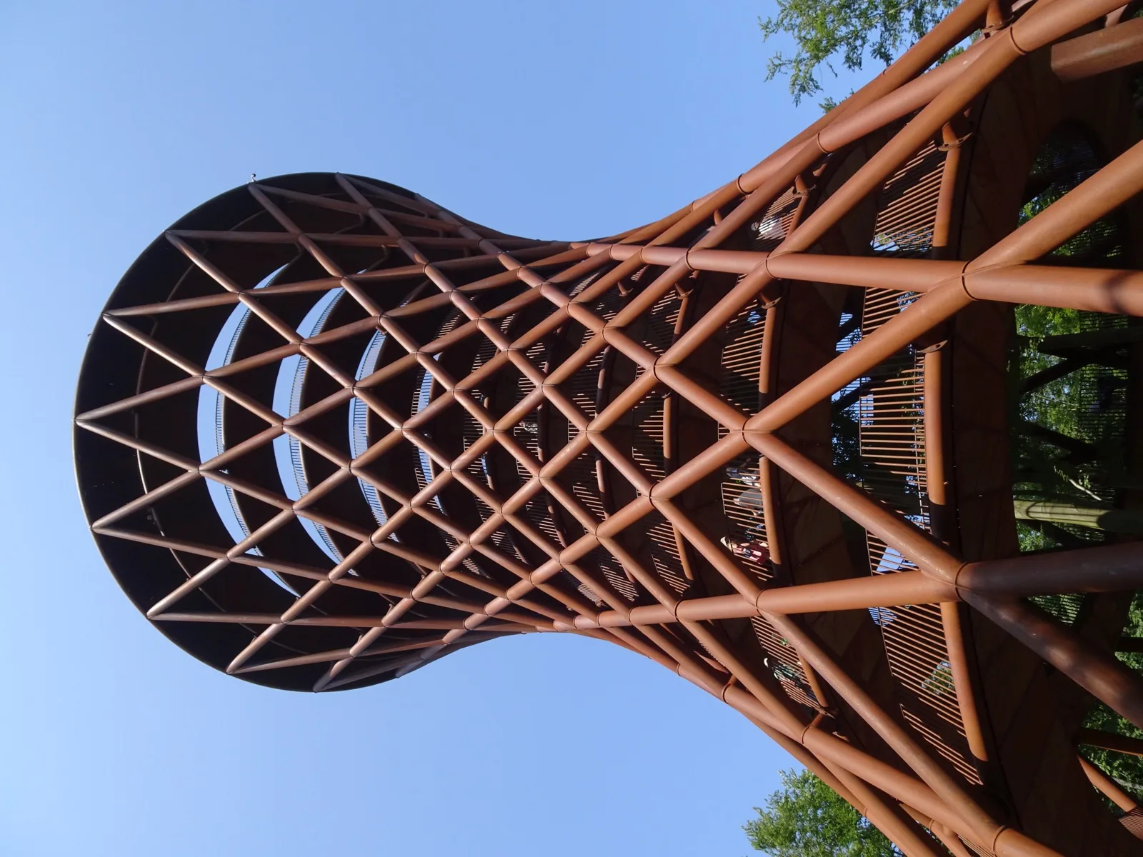 Camp Adventure Forest Tower (Skovtårnet) – 45 Meter hoher Sanduhrturm aus Cortenstahl, der über die Baumkronen der Gisselfeld Klosters Skove ragt