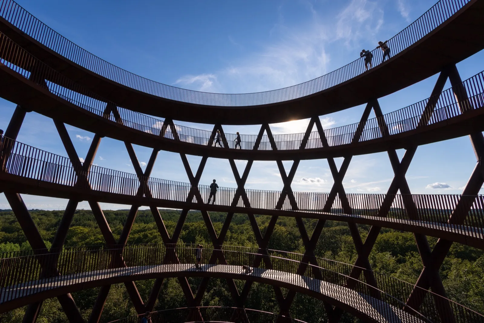 Innen-Blick auf die spiralförmige Holzrampe im Forest Tower – Eichenholz-Boden und Stahlkonstruktion