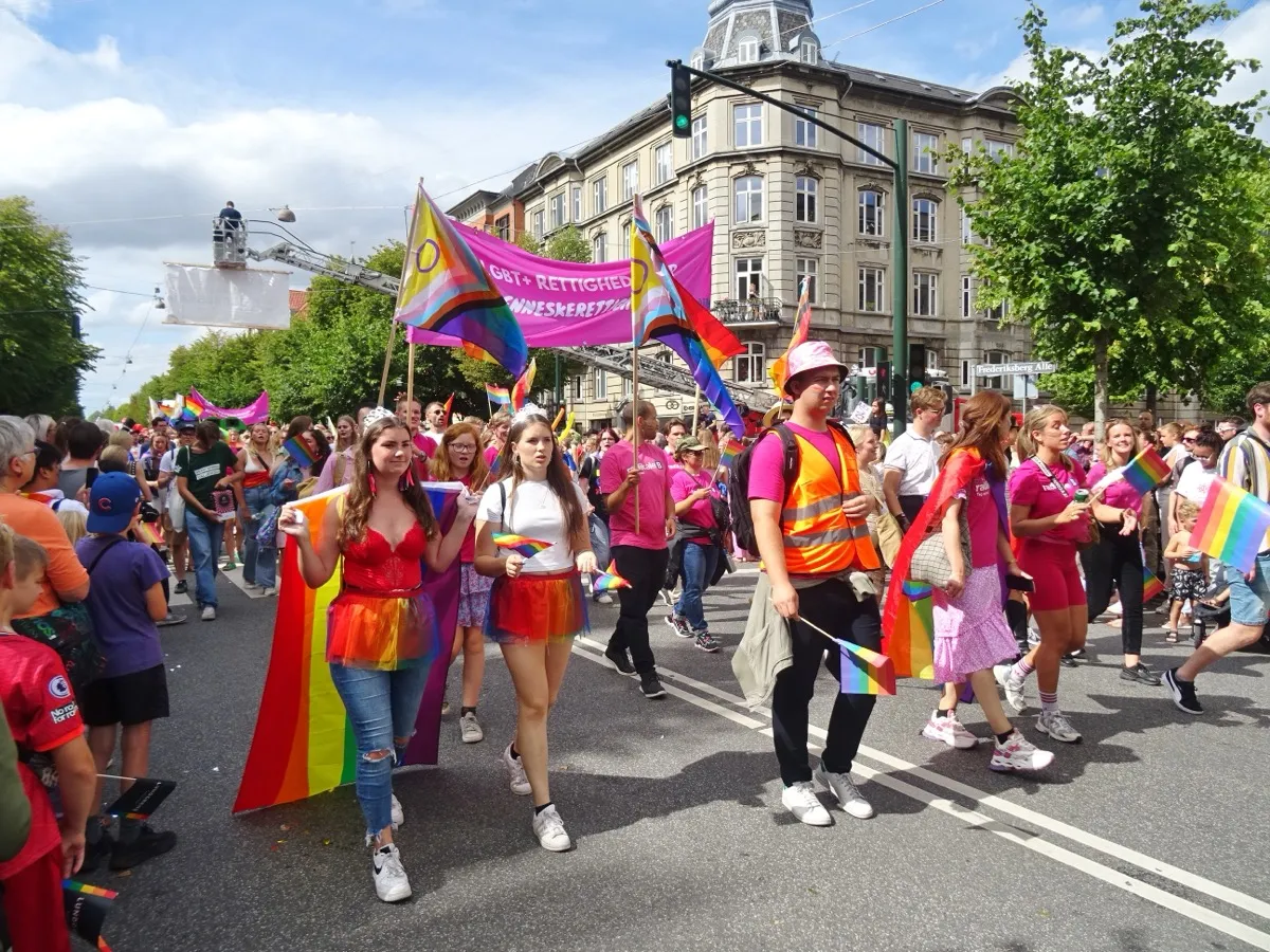 Copenhagen Pride Parade mit Regenbogenfahnen auf dem R&aring;dhuspladsen in Kopenhagen