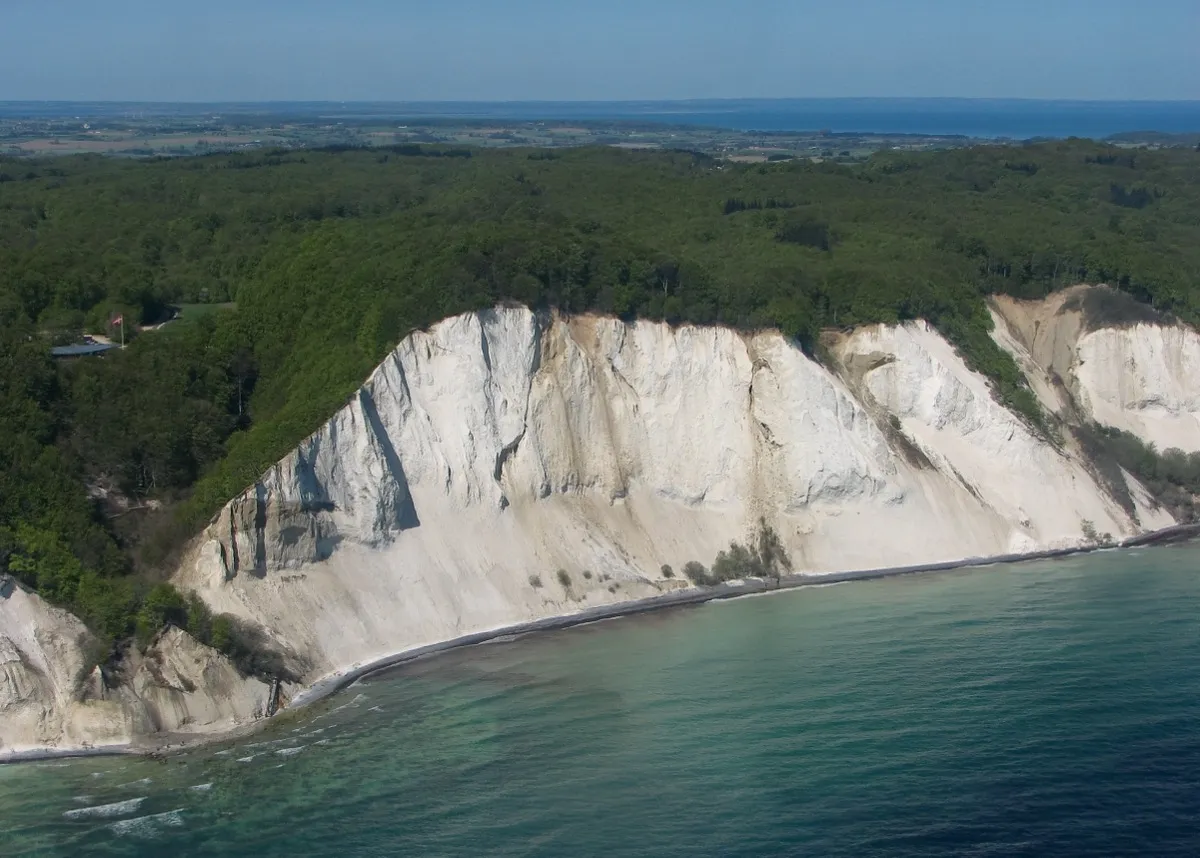 Blick auf die Kreidefelsen von M&oslash;ns Klint mit gr&uuml;nem Wald und Ostsee