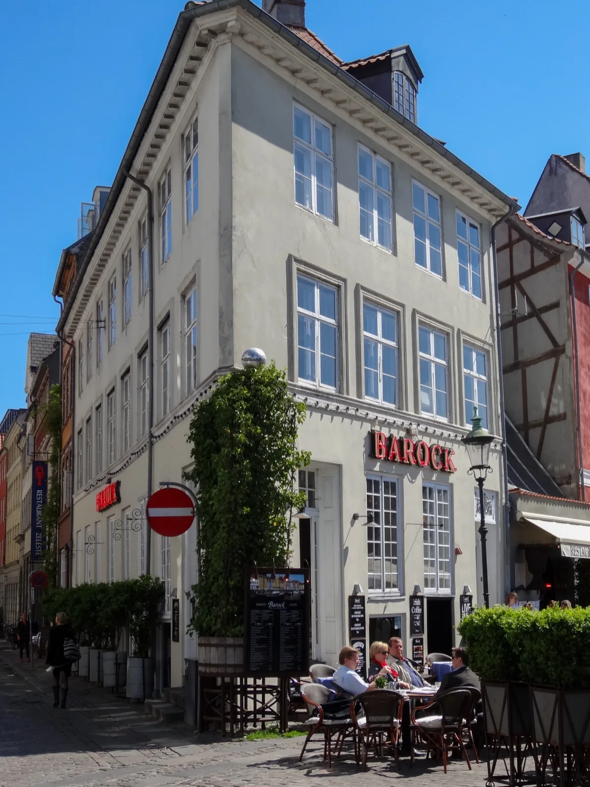 Bunte H&auml;user am Nyhavn in Kopenhagen, Segelboote im Hafenbecken