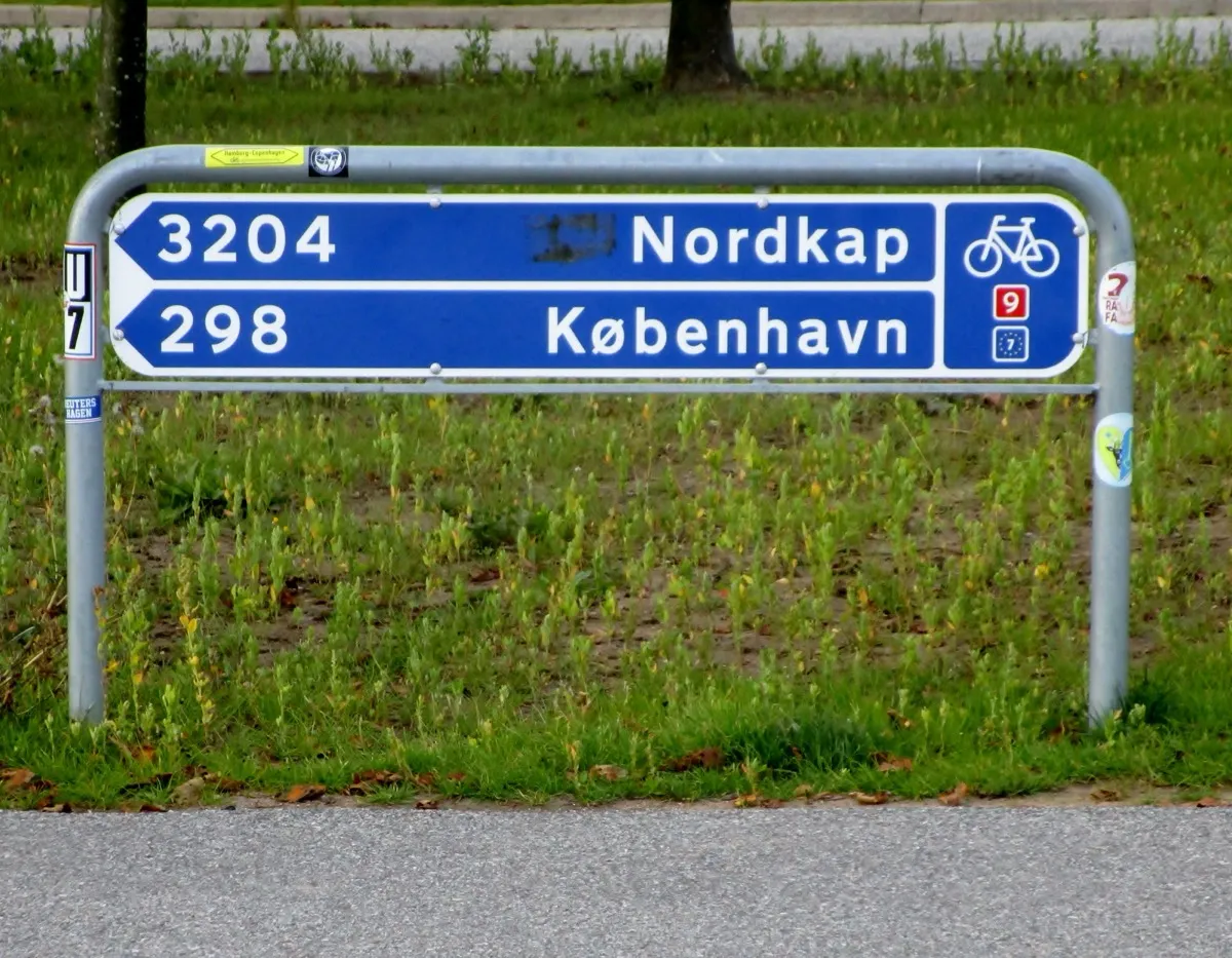 Fahrrad-Wegweiser am F&auml;hrterminal Gedser &ndash; Start des Berlin-Kopenhagen-Radwegs