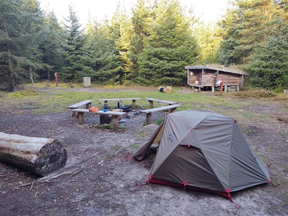 Holzshelter an einem See in einem d&auml;nischen Staatswald &ndash; typischer Naturlagerplatz f&uuml;r kostenloses &Uuml;bernachten