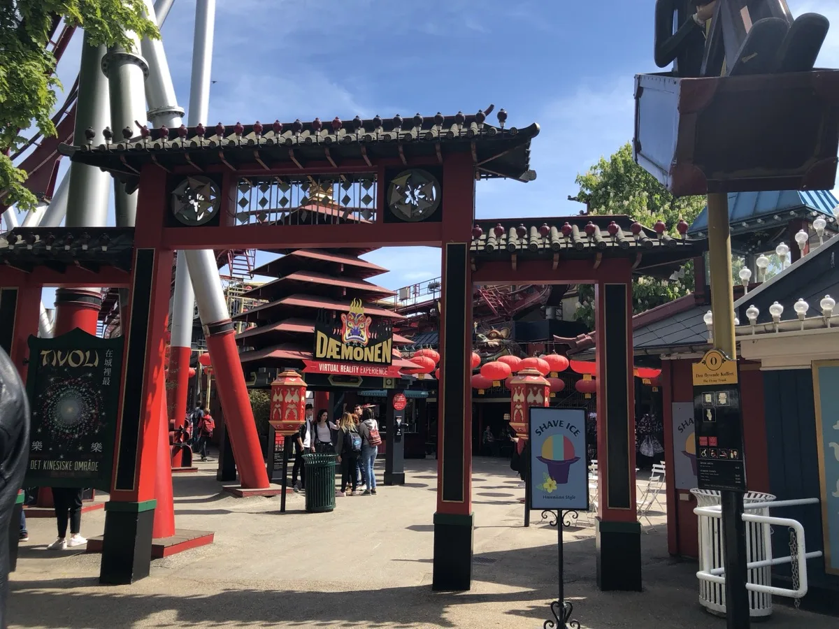 Tivoli Gardens in Kopenhagen mit historischer Fassade und Besuchern