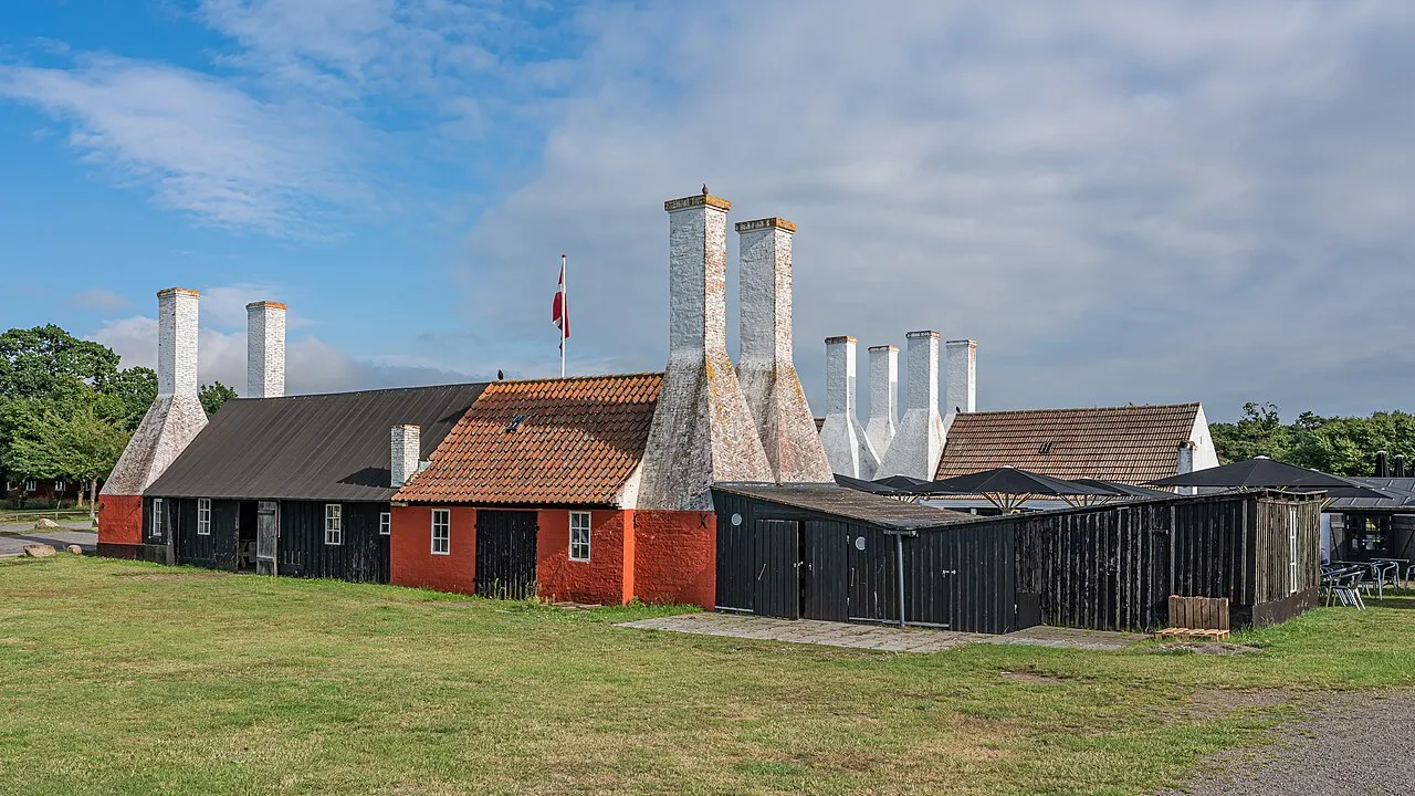 Traditionelle Fischräucherei in Dänemark mit dem typischen Räucherofen