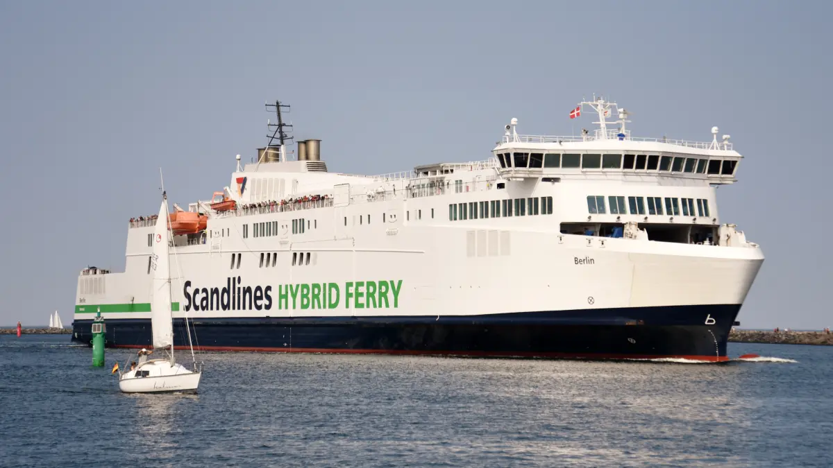 Scandlines Hybridfähre Berlin läuft in Warnemuende ein
