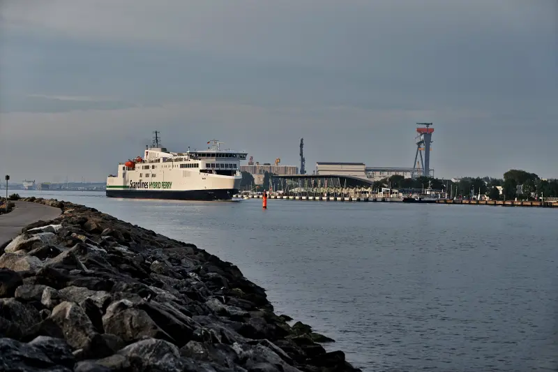 Scandlines Hybridfähre Berlin im Hafen Rostock-Überseehafen