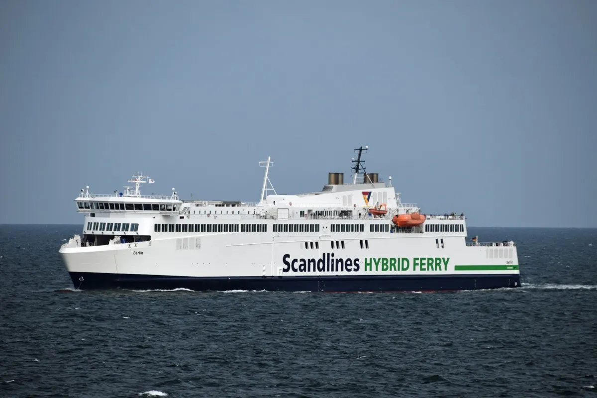 Blick vom Außendeck einer Scandlines Fähre auf die Ostsee