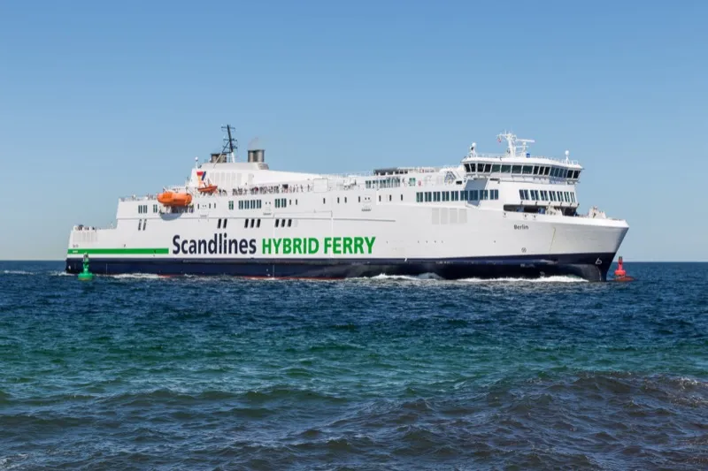 Scandlines Hybridfähre auf der Ostsee zwischen Rostock und Gedser
