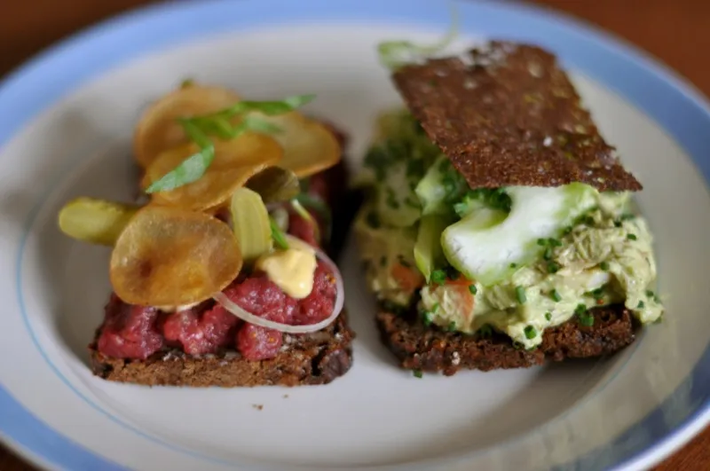 Dänisches Smørrebrød – traditionelles belegtes Roggenbrot