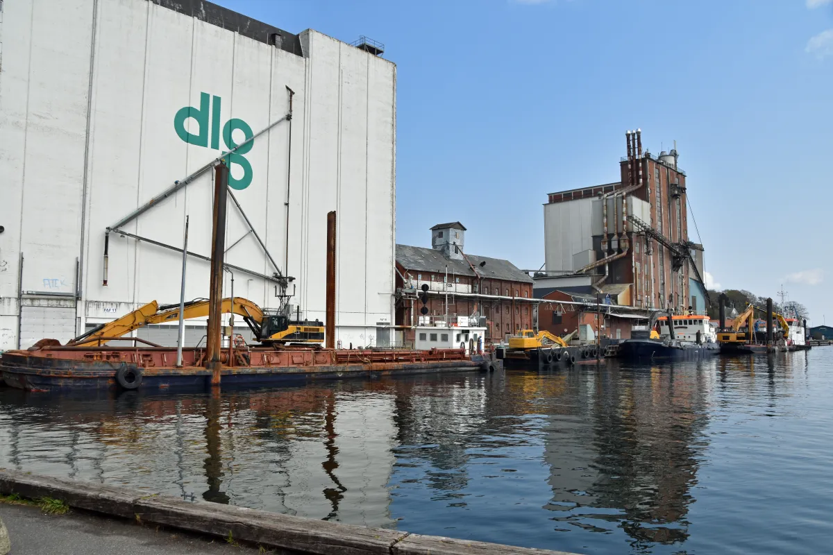 Hafen von Svendborg mit Segelbooten und der Brücke nach Tåsinge im Hintergrund