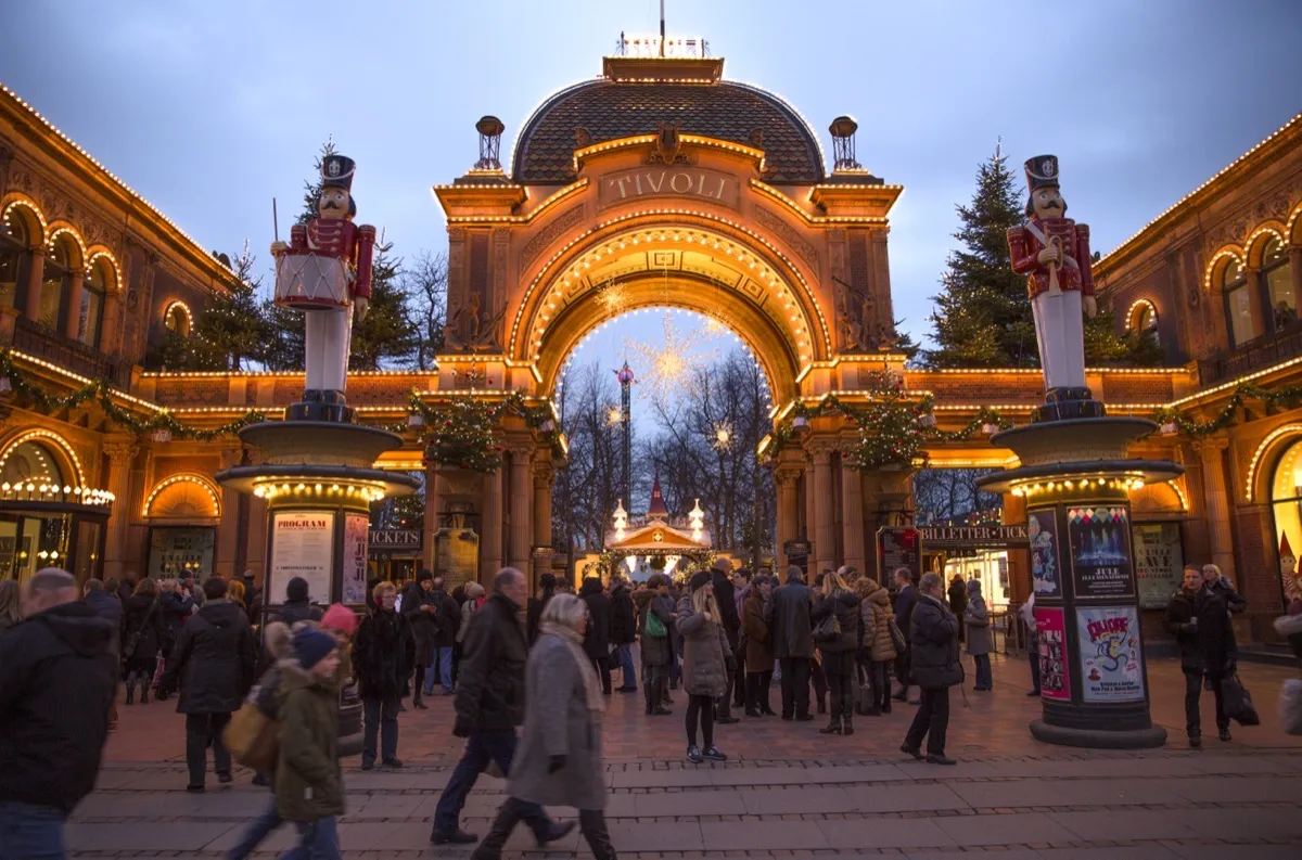 Tivoli Kopenhagen im Winter mit festlicher Beleuchtung