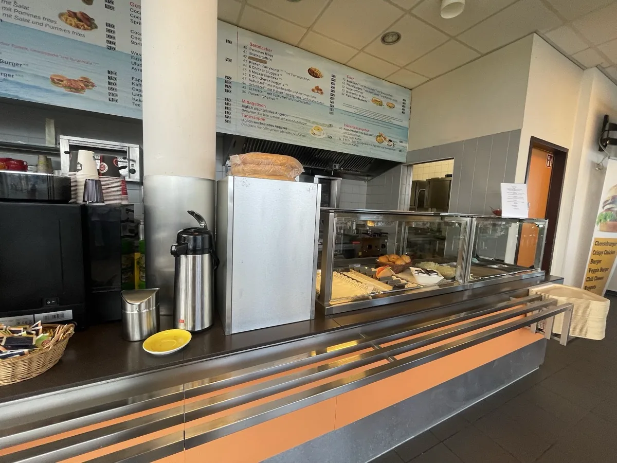 Tresen und Speisekarte des Imbiss im Fährterminal Rostock mit Kaffee-Thermokanne und Tagesangebot