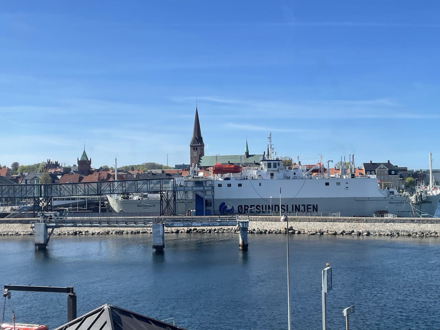 Ablegen in Helsing&oslash;r mit Blick auf Altstadt und Kirchturm