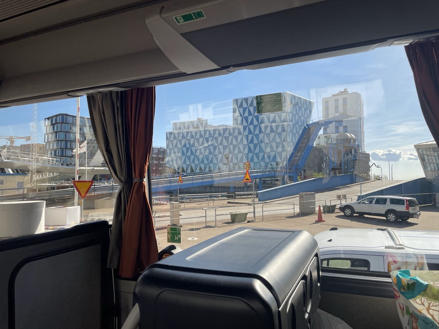 Ankunft in Helsingborg mit Blick auf die markante Glasfassade des Knutpunkten