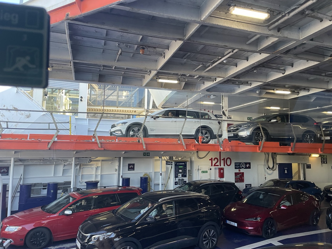 Weiteres Foto vom Autodeck mit Hinweisschildern