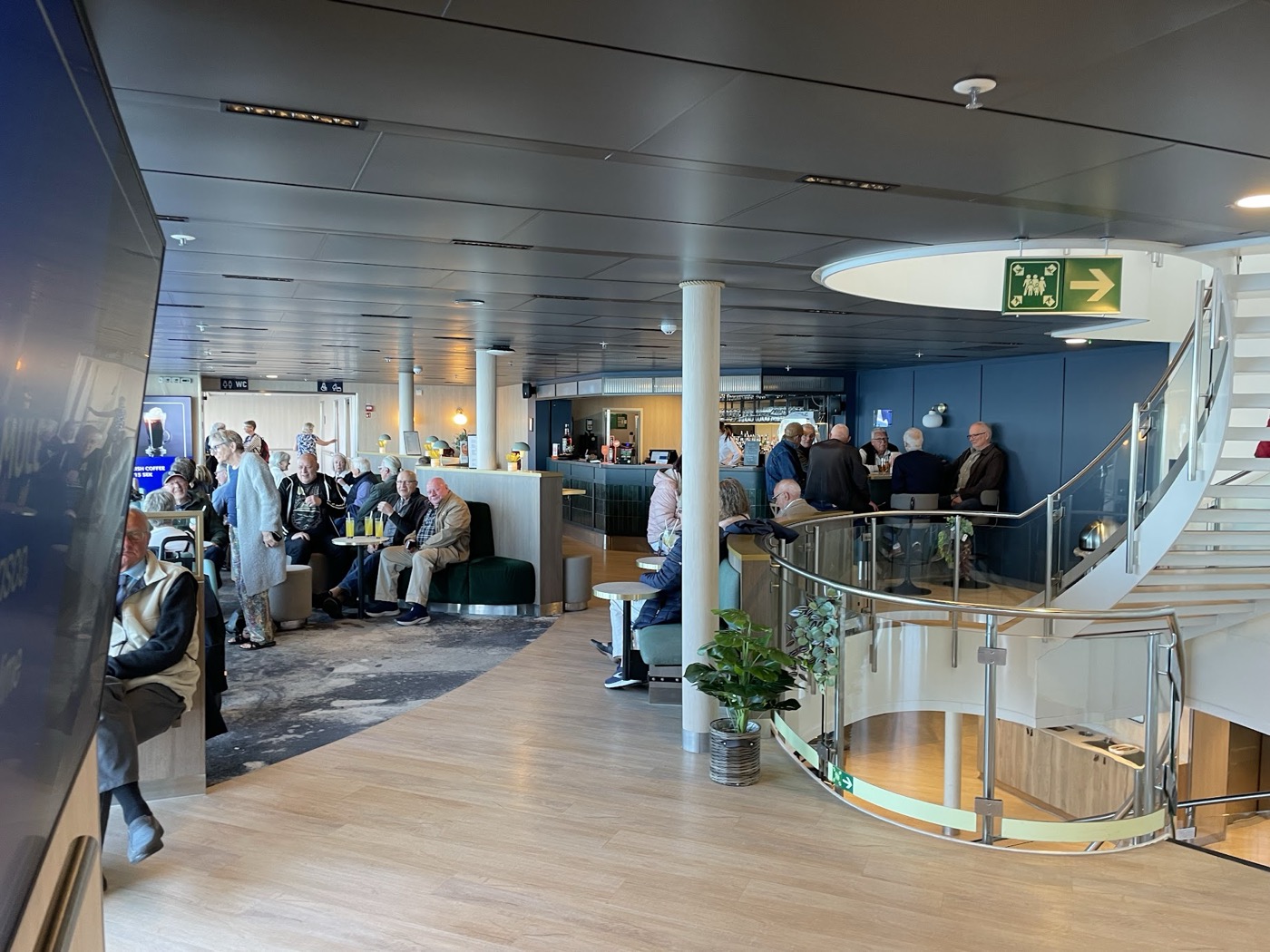 Bar mit Sitzgruppen, Lounge und G&auml;sten an Bord der F&auml;hre