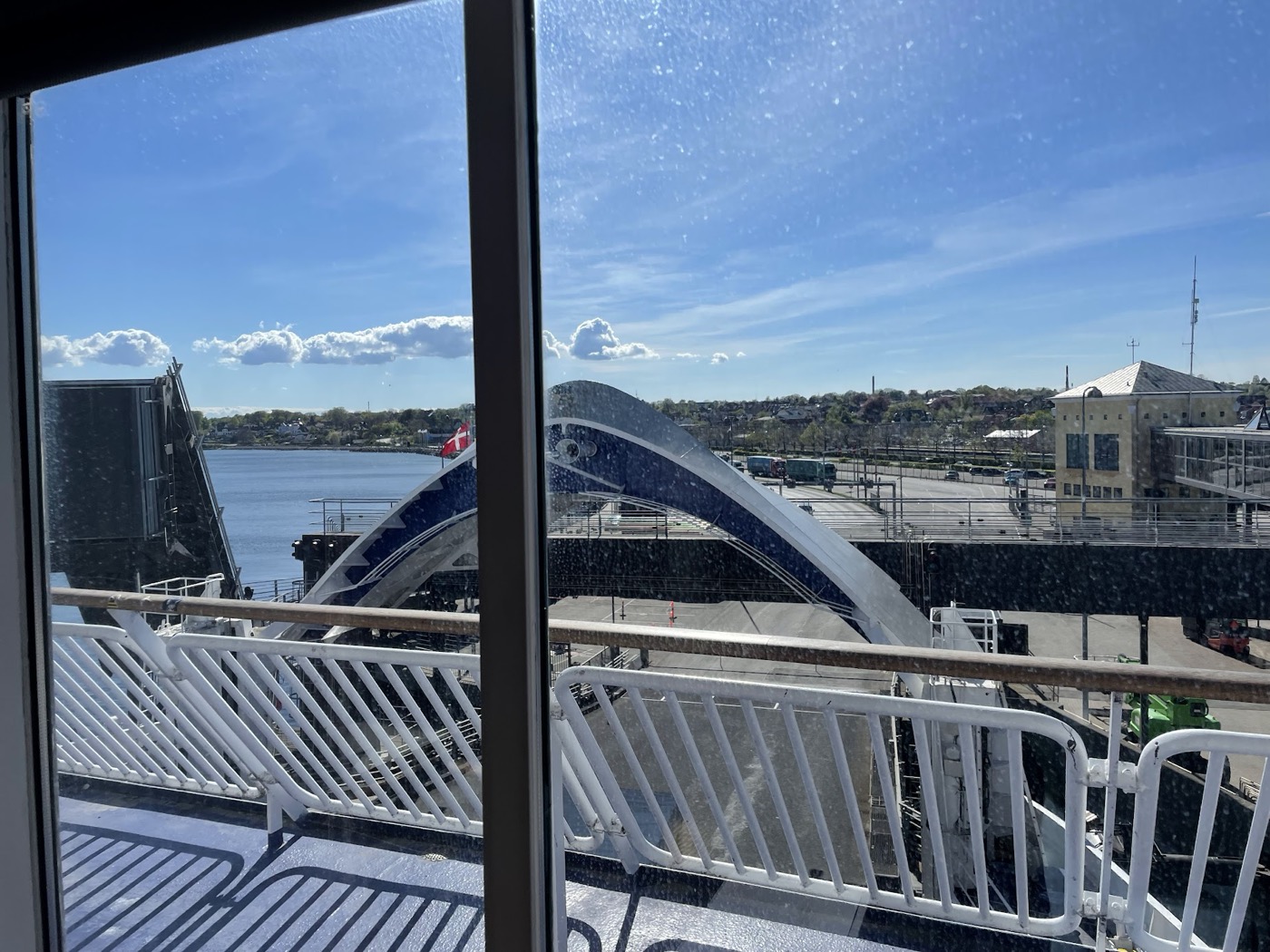 Blick aus dem Fenster der F&auml;hre auf Helsingborg