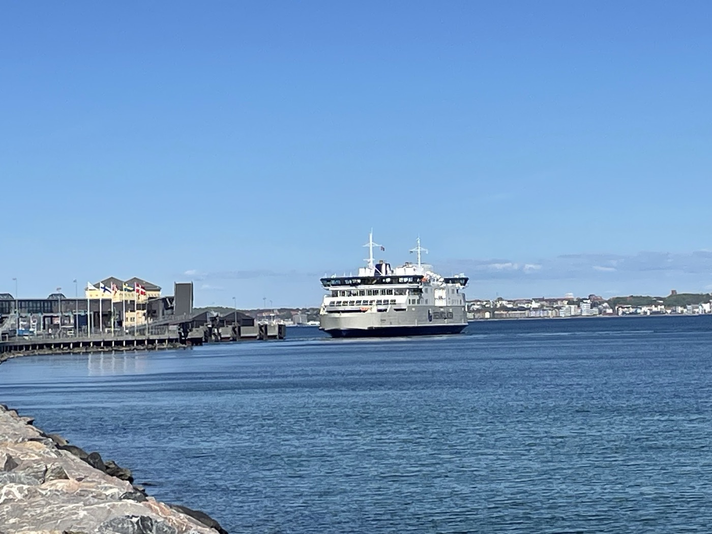 Oresundslinjen-F&auml;hre l&auml;uft in den Hafen von Helsing&oslash;r ein