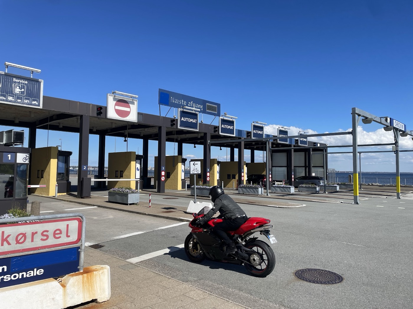 Motorrad an der Check-in-Station in Helsing&oslash;r