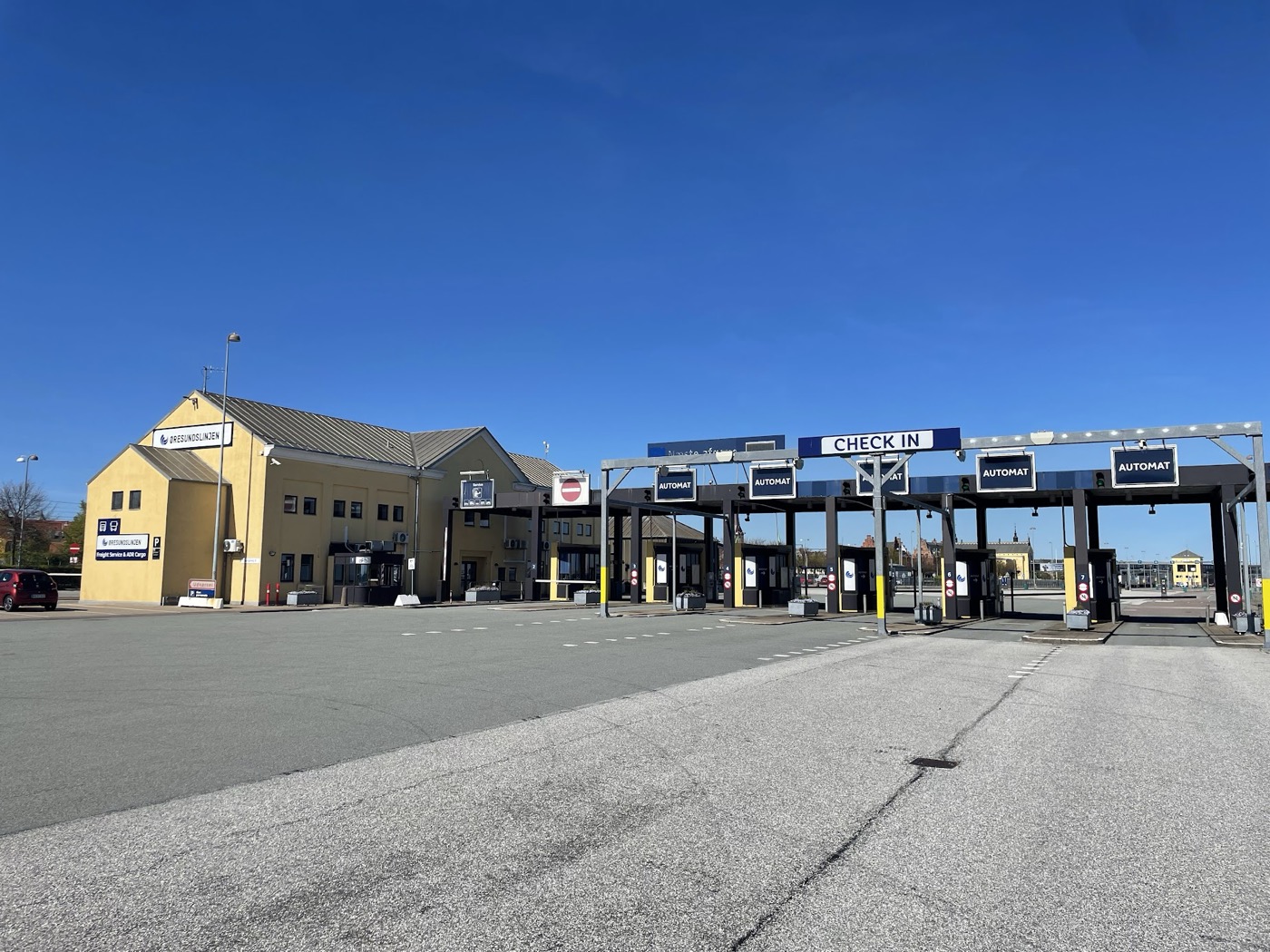 F&auml;hrterminal Helsing&oslash;r mit Check-in-Spuren und Oresundslinjen-Logo
