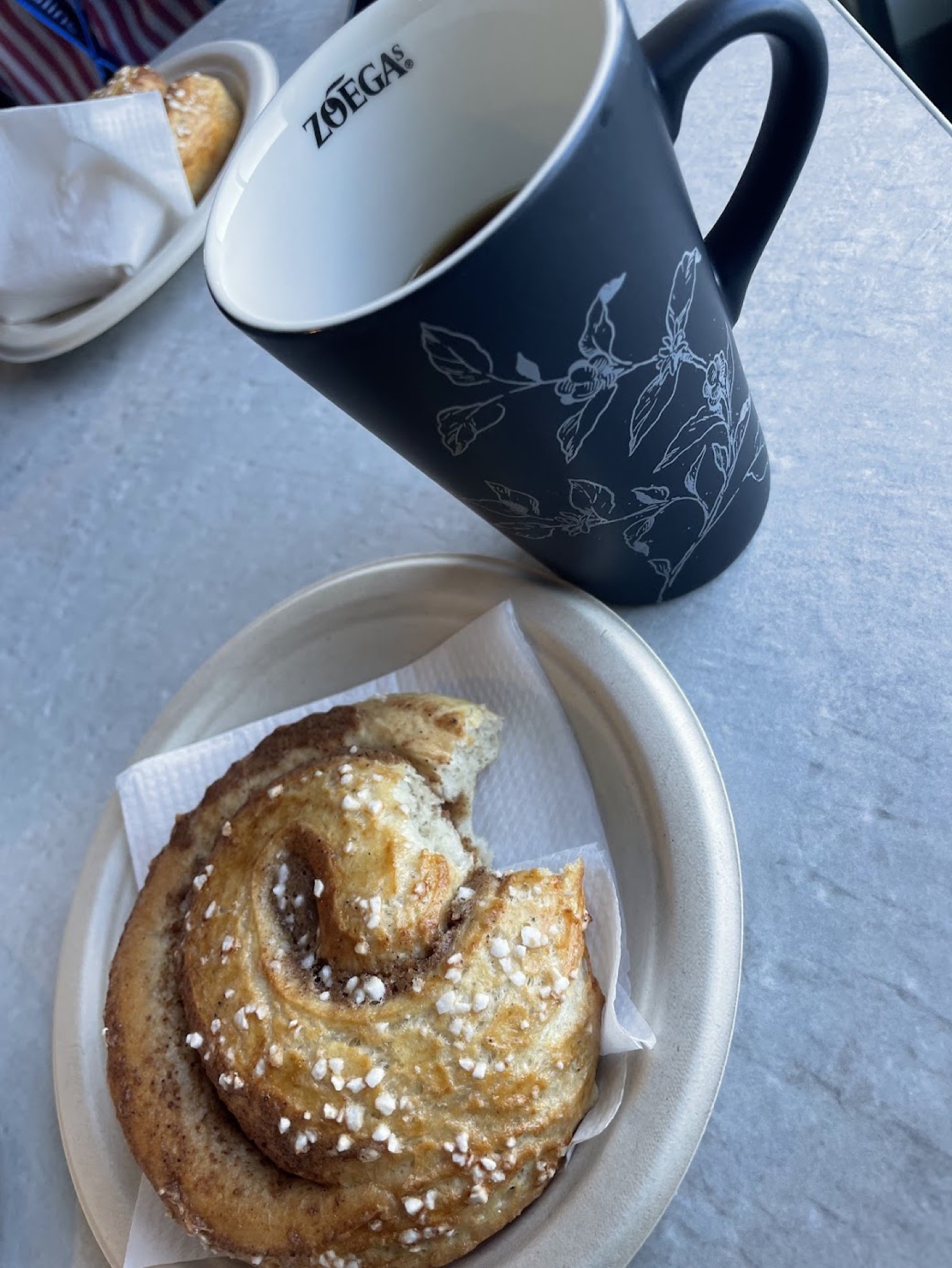 Fika an Bord: Zimtschnecke und Kaffee in Zoegas-Tasse