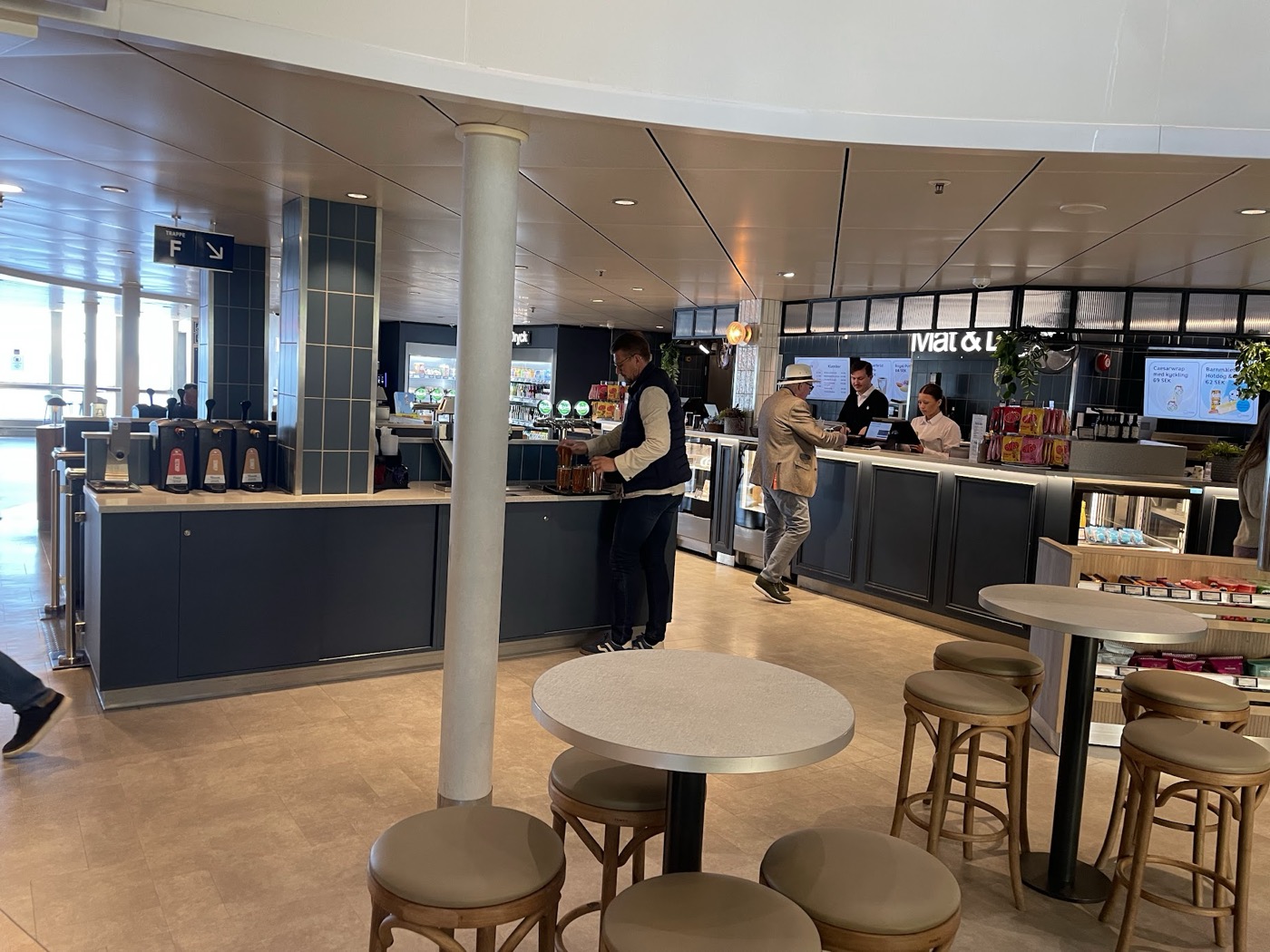 Bordbistro mit Stehtischen und Selbstbedienung