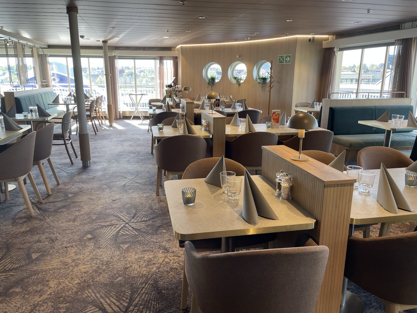 Restaurantbereich mit Fenstersitzpl&auml;tzen und Bullauge