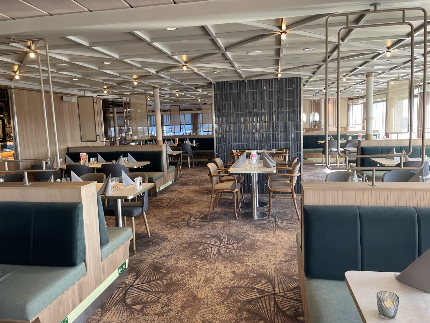 Weitere Sitzgruppen im Restaurantbereich der F&auml;hre
