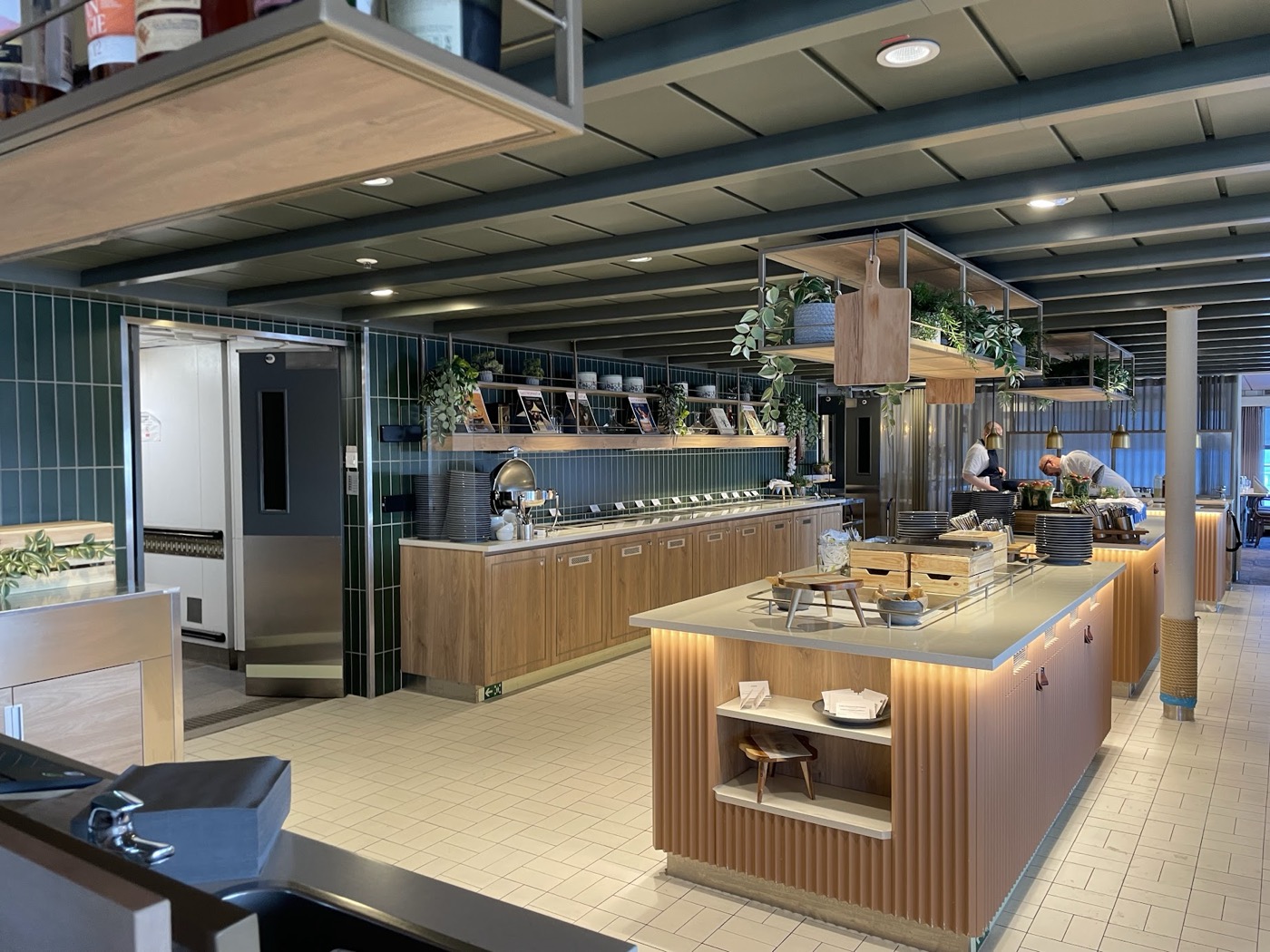 Self-Service-Restaurant an Bord mit gr&uuml;nen Fliesen und Buffet