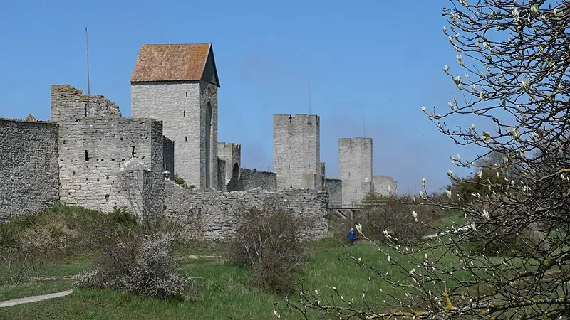 Mittelalterliche Stadtmauer und Ruinen in Visby auf der Insel Gotland